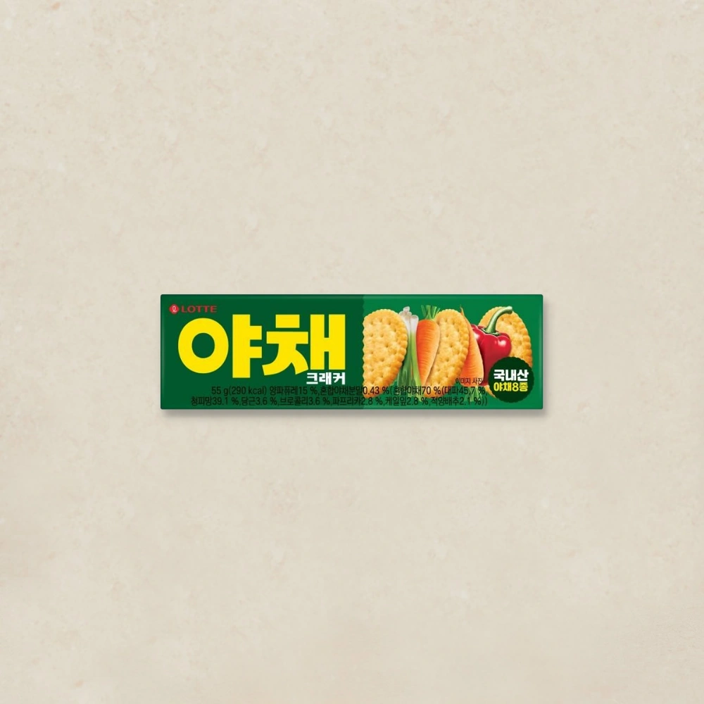 야채 크래커 Green Lotte vegetable cracker package with large yellow Korean lettering and corn/vegetable illustrations on a green background.