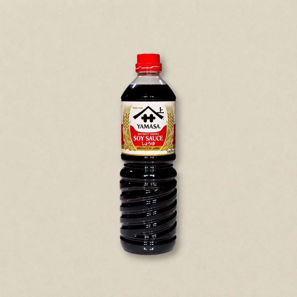 야마사 간장 1L Bottle of Yamasa soy sauce with red cap on a neutral background (label reads 'Yamasa Soy Sauce')