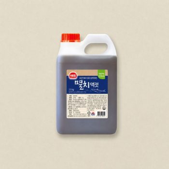 White and gray detergent bottle with a red cap, labeled with Korean text, placed on a beige background, 2.5 kg family laundry detergent
