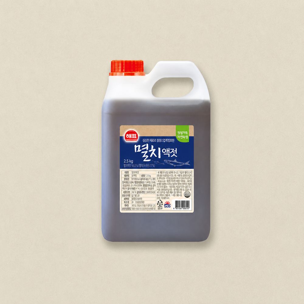 해표 멸치액젓 2.5kg White and gray detergent bottle with a red cap, labeled with Korean text, placed on a beige background, 2.5 kg family laundry detergent
