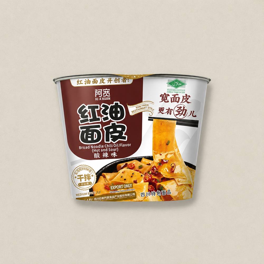홍유면피_매콤새콤컵_1000x1000_lowKB Broad noodle chili oil flavor instant noodles cup with red and white packaging and a noodle strip dipping from the top, showing peppers and sauce